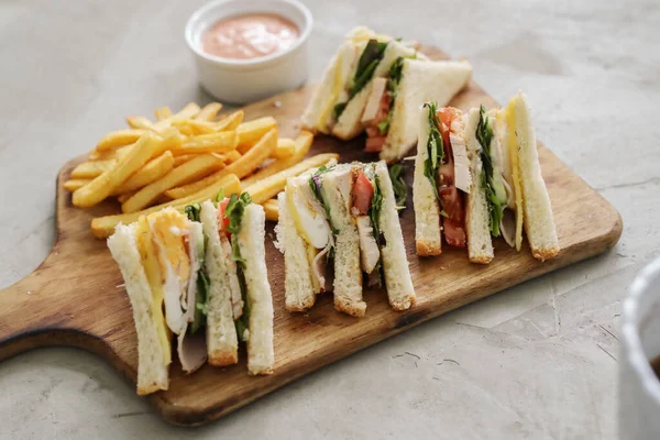 Yiyecekler. Masada nefis bir sandviç.