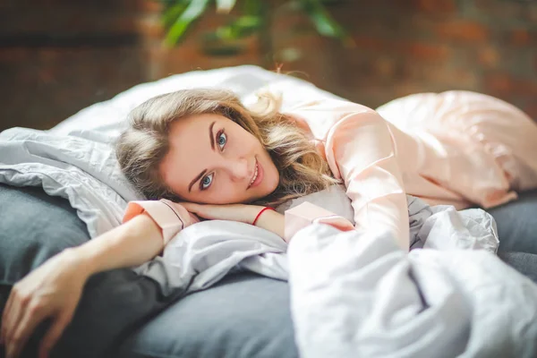 Bom Dia Mulher Está Deitada Cama — Fotografia de Stock