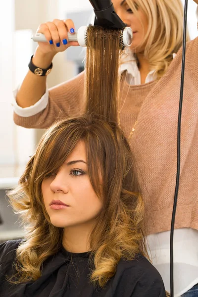 Friseursalon Frau Beim Haarschnitt — Stockfoto