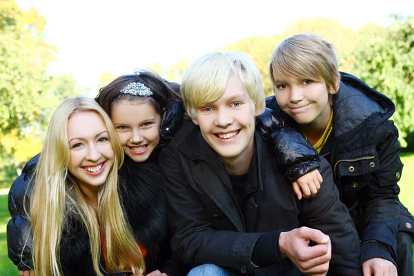 Gelukkige Familie Veel Plezier Maak Een Wandeling Het Park — Stockfoto