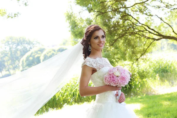 美丽的新娘 花束点缀在公园里 — 图库照片