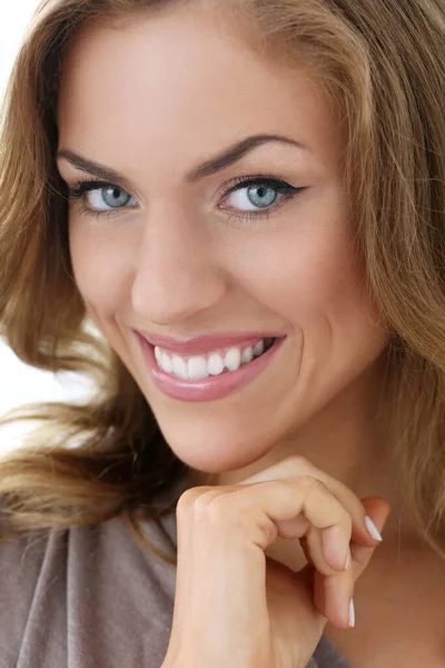 Atrakcyjna Piękna Kobieta Szerokim Uśmiechem — Zdjęcie stockowe