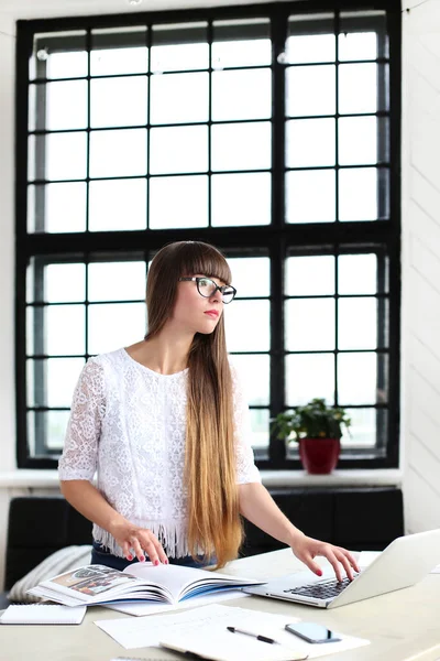 Ofisteki güzel kız.