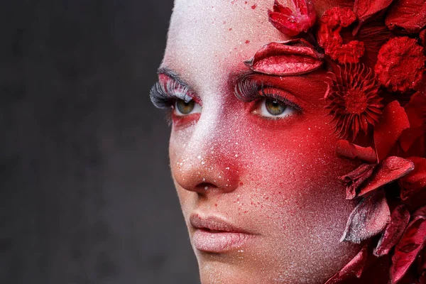 Güzellik. Harika makyajlı güzel bir kız.