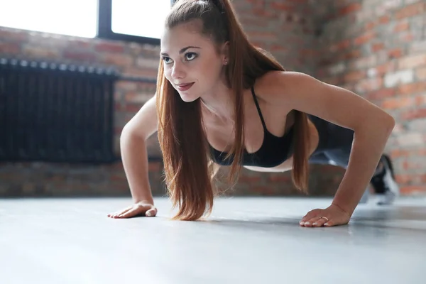 Sexy Mujer Joven Entrenamiento Gimnasio — Foto de Stock