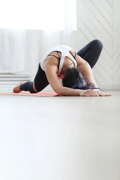 Wanita Muda Cantik Berlatih Yoga Rumah — Stok Foto
