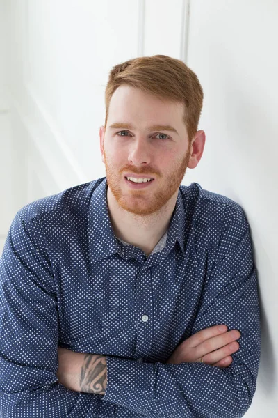 Mavi gömlekli yakışıklı adam.