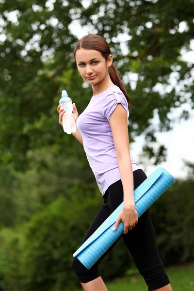 Junge Frau Macht Fitnessübungen Park — Stockfoto