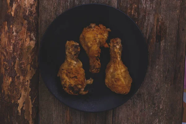 Φαγητό Νόστιμα Ψητά Πόδια Κοτόπουλου Στο Τραπέζι — Φωτογραφία Αρχείου