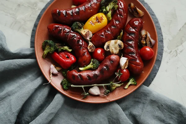 Cozinha Salsichas Grelhadas Legumes Mesa — Fotografia de Stock