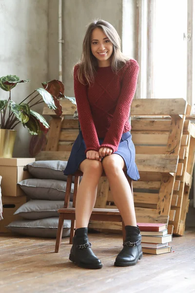 Genç kadın yeni evine taşınıyor.