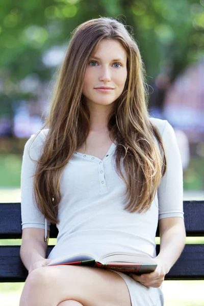 Menina Jovem Bonita Sentada Banco Livro — Fotografia de Stock