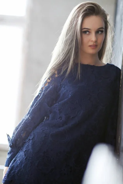 Piękne Sexy Kobieta Niebieski Wieczór Sukienka Pozowanie Pobliżu Drewniane Ściany — Zdjęcie stockowe