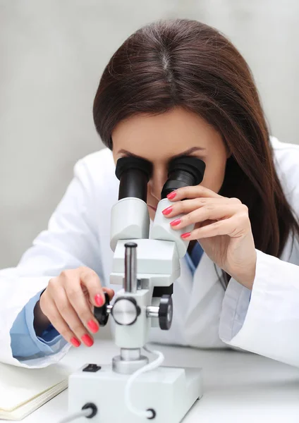 Professionell Doktorn Vetenskapsman Med Mikroskop — Stockfoto