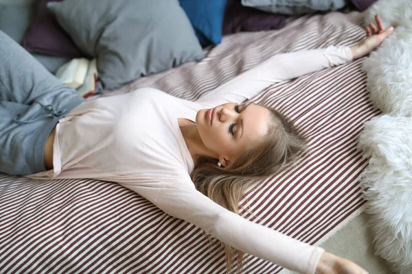 Mulher Loira Bonito Relaxante Casa Cama — Fotografia de Stock