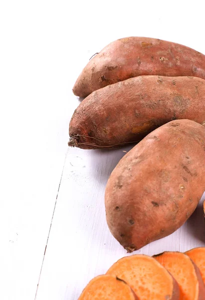 Tahta masada tatlı patates