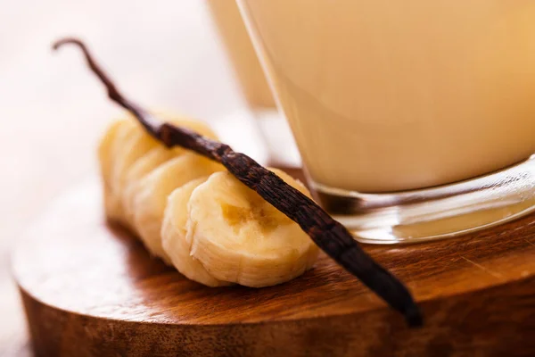 Leckerer Bananen Milchshake Auf Einem Tisch — Stockfoto