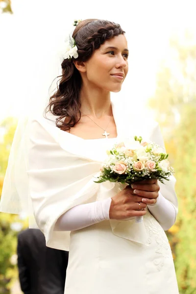 Novia Feliz Parque Otoño Con Hermoso Ramo Flores — Foto de Stock