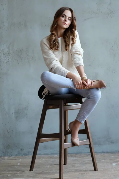 Kobieta Siedząca Krześle — Zdjęcie stockowe