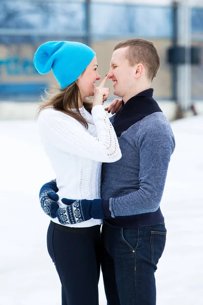 Buz pateni pistinde güzel, çekici bir çift