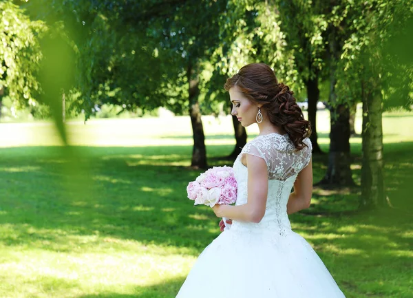 Ung Vacker Brud Poserar Parken Med Bukett Blommor — Stockfoto