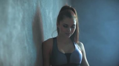 Spor ve yaşam tarzı. Kadın evde fitness seansı yaptıktan sonra dinleniyor.