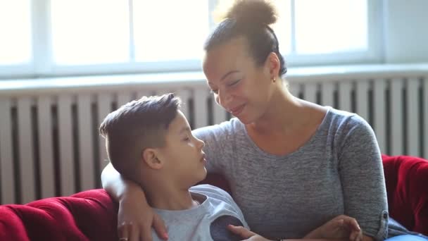 Mère Aimante Avec Son Fils Maison — Video