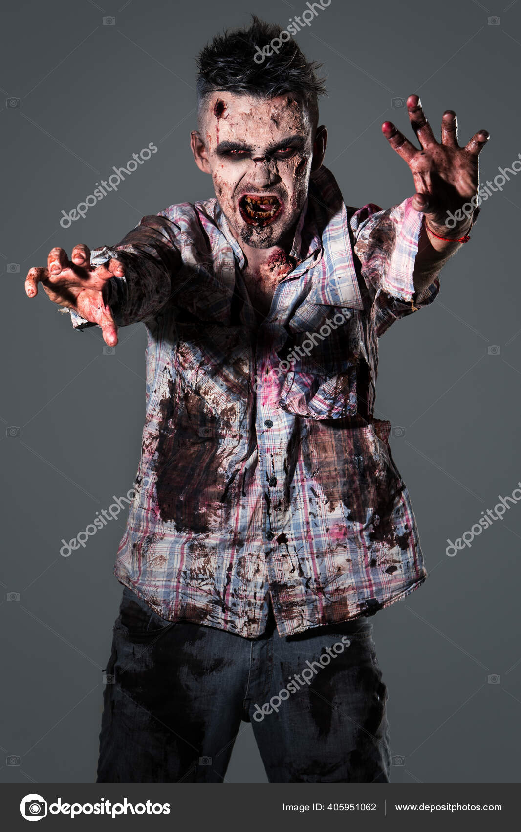 Zumbi Agressivo Assustador Roupa — Foto © racool_studio #405951062, image size:1066x1700