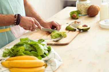 Mutfak. Mutfakta mavi önlüklü bir adam.