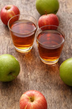 Masada elmalı bir bardak elma suyu.