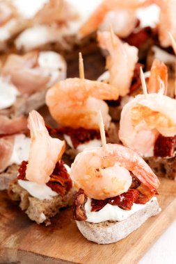 Yemek, aperatif. Masada lezzetli atıştırmalıklar var.