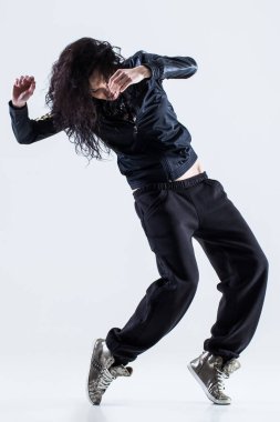 Beyaz arka planda hip-hop dansçısı
