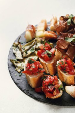 Yiyecekler. Tapas masada.