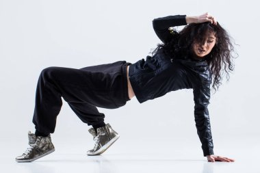 Beyaz arka planda hip-hop dansçısı