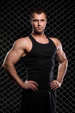 Güzel, güçlü bir adam var arka planda