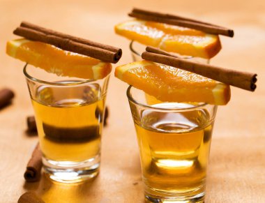 Viski, limon ve tarçın