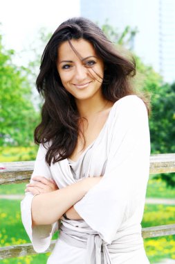 güzel ve çekici bir kadın parkta