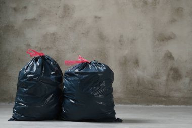Kirlilik. Çöp torbaları yere.