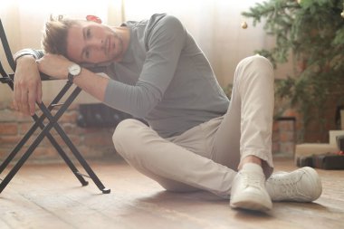 Yaşam tarzı. Evdeki yakışıklı adam.