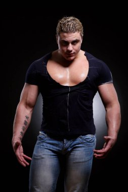 Koyu arkaplanda güçlü vücut geliştirici portresi 