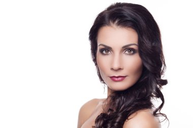 Beyaz arka planda makyajlı güzel esmer kadın portresi.