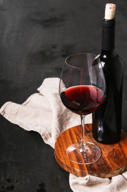 İçelim. Masada nefis şarap var.