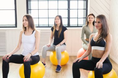 Spor. Kadınlar spor salonunda egzersiz yapar.