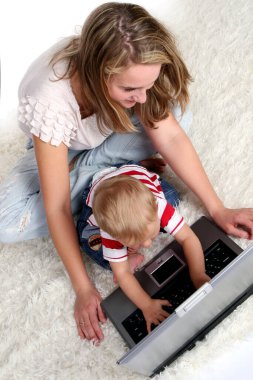 Genç ve güzel anne oğluyla.