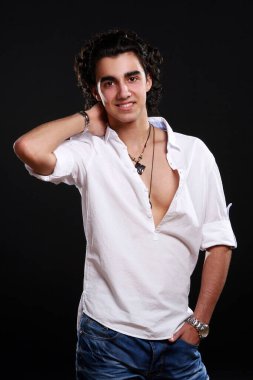 Siyah arka planda izole edilmiş genç ve çekici Latin çocuk.