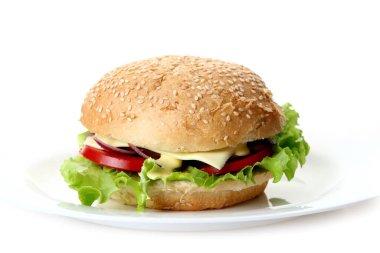 Salata ve soğanlı taze hamburger.