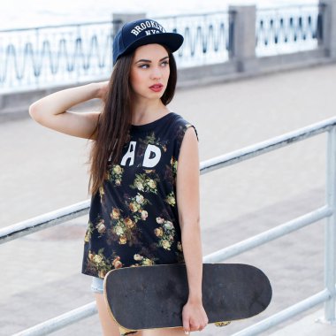 Şapkalı çekici kadın.