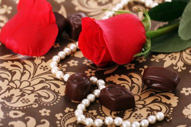 Kırmızı gül ve çikolata şekerlemelerine yakın çekim