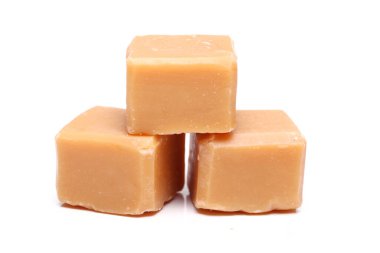 Beyaz arkaplanda şekerlerin yakın plan görüntüsü 