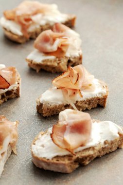 Yemek, aperatif. Masada lezzetli atıştırmalıklar var.